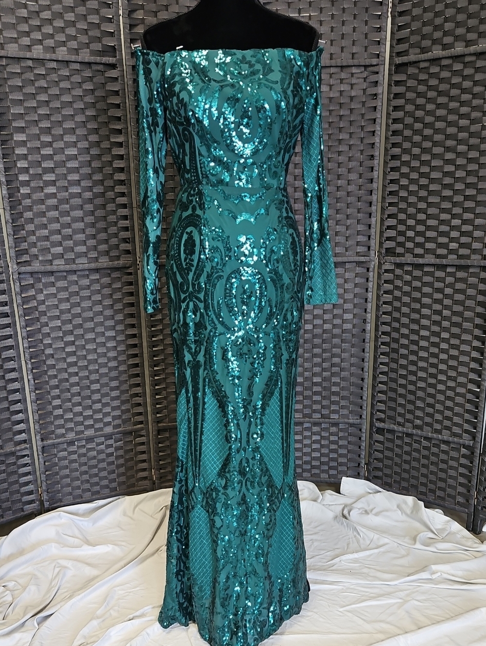 Size 10 emerald green off-shoulder long sleeve fitted sequin evening/prom gown - Picture 3 of 14